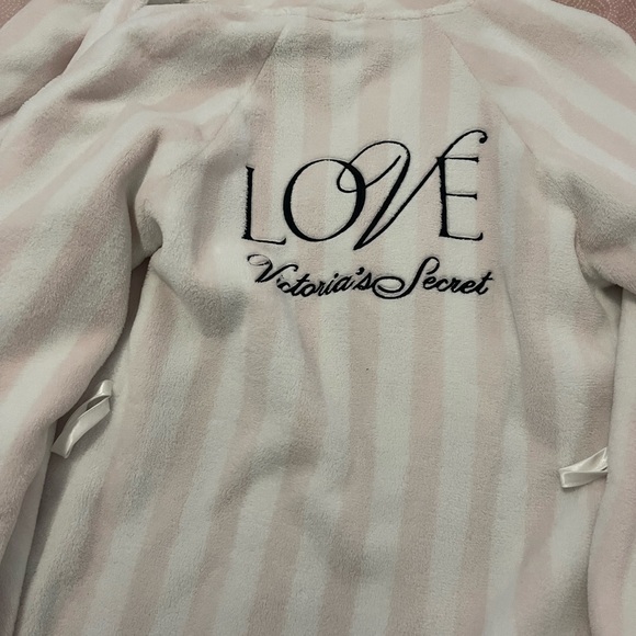 Victoria’s Secret robe - Picture 2 of 3